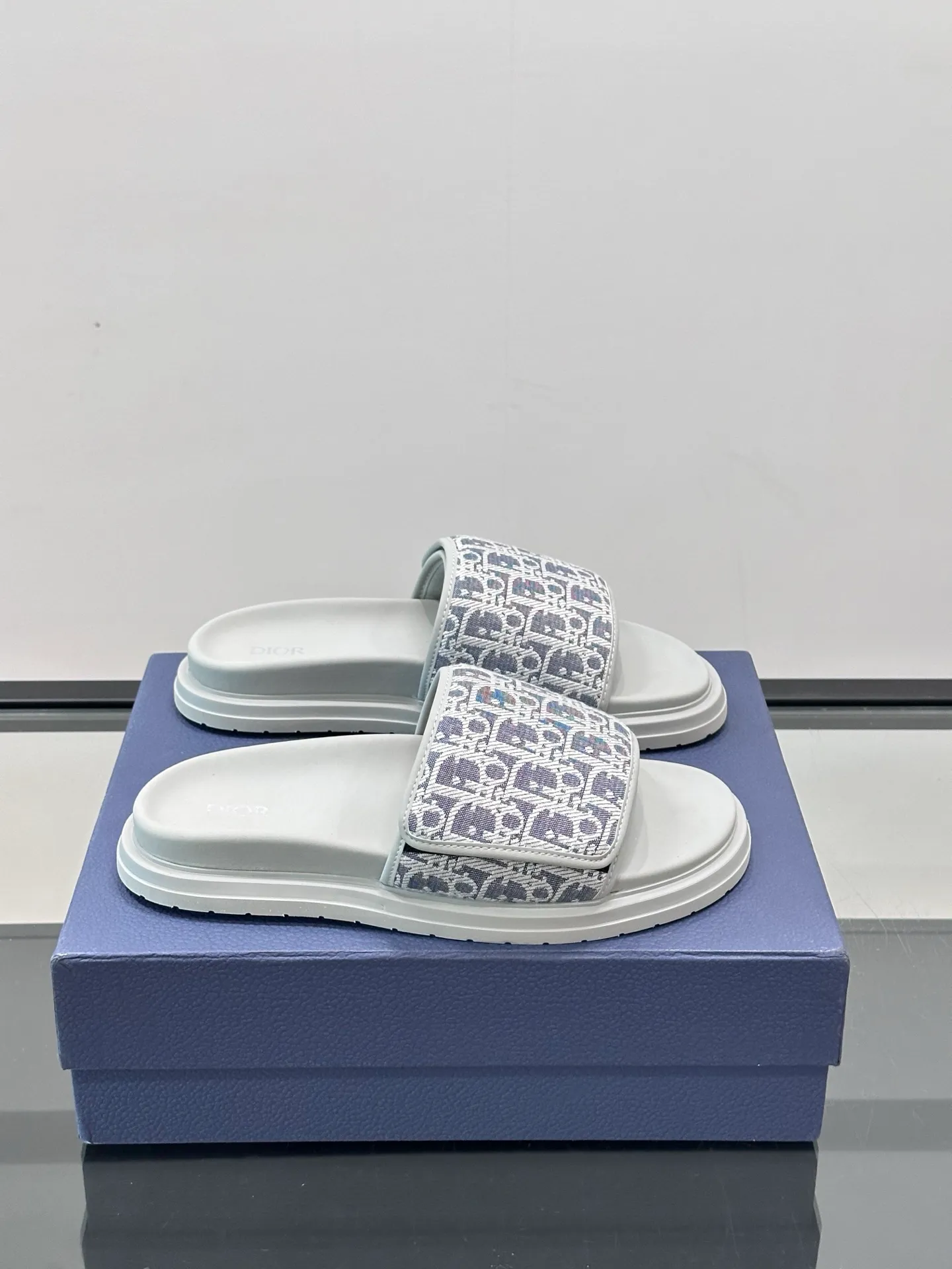 Factory price: 280💰𝐂𝐡𝐫𝐢𝐬𝐭𝐢𝐚𝐧 𝐃𝐢𝐨𝐫 Dior's latest popular sandals, classic upgraded Velcro sandals, original replicas, super durable and versatile, very comfortable on the feet, slimming and white, original cowhide leather upper, sheepskin lining Original d hardware buckle Original molded T men's shoes 💰U outsole Size: 38-44 (.45.46 customized)
